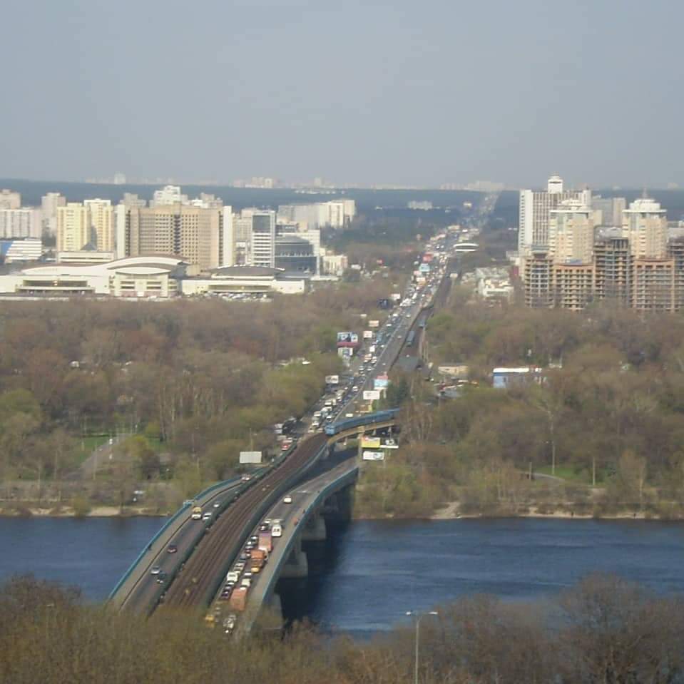 У Києві чоловік погрожує підірвати міст Метро: столиця погрузла у транспортному колапсі