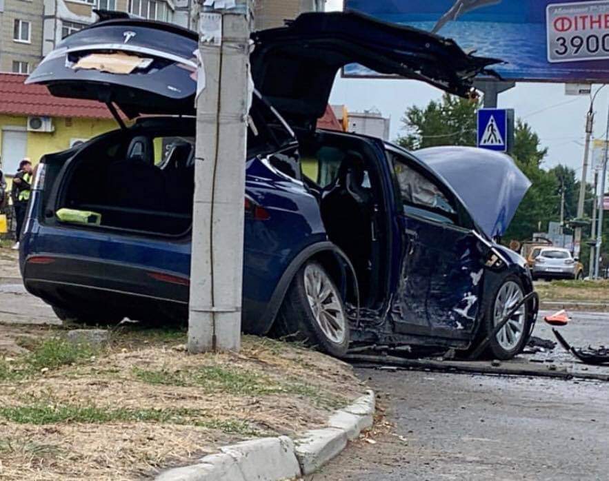 У Черкасах трапилася серйозна ДТП за участі автомобіля Тесла