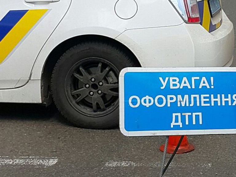 В Дарницком районе Киева автомобиль протаранил бетонный забор кладбища. Видео с места аварии