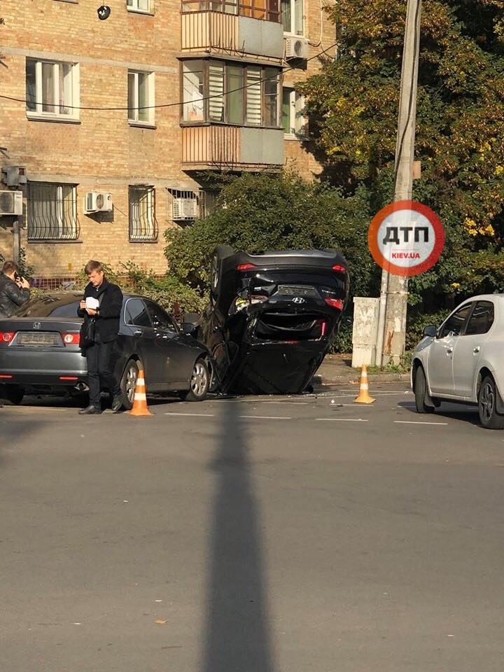 Утро начинается не с кофе: в Киеве на улице Неженской произошло ДТП с опрокидываением