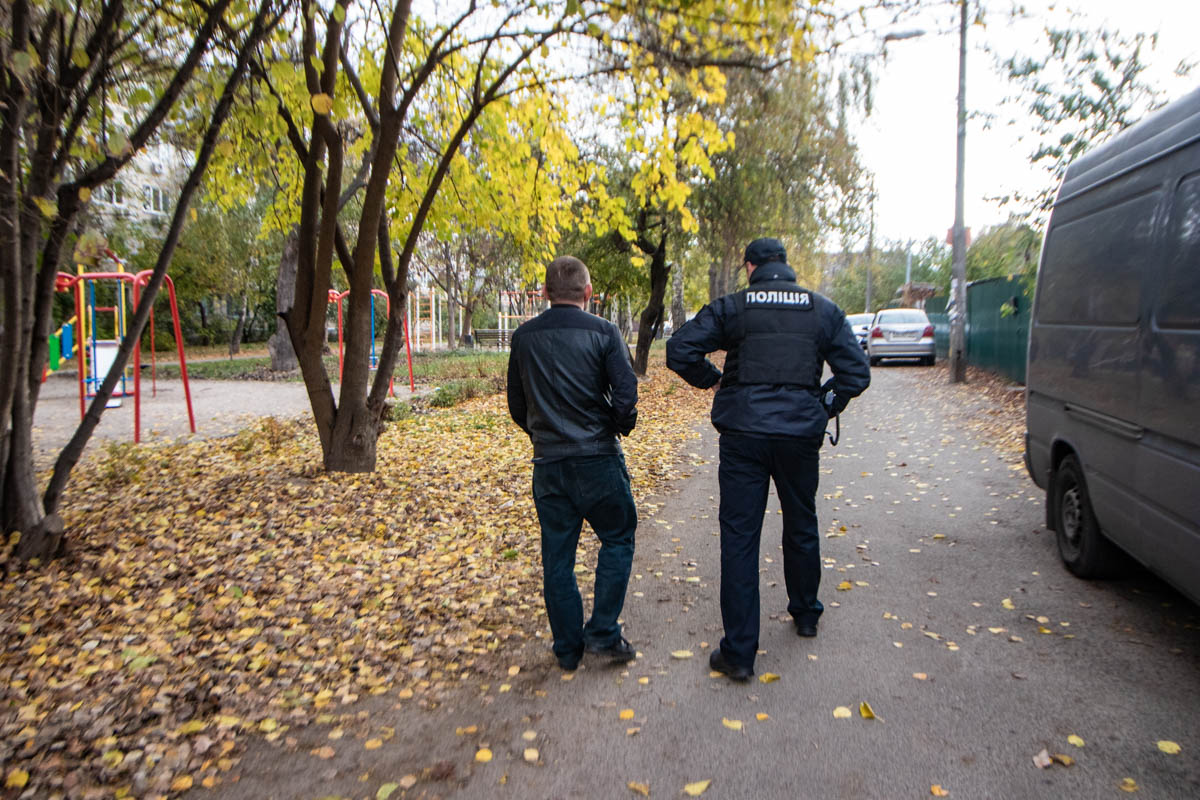 В Киеве мужчине всадили нож в спину на детской площадке