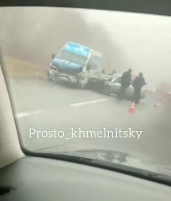 На Хмельниччині сталася аварія, в якій загинуло дві людини і десять чоловік травмувалися. Відео