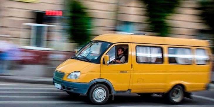 В Одессе из маршрутки на ходу выпала женщина