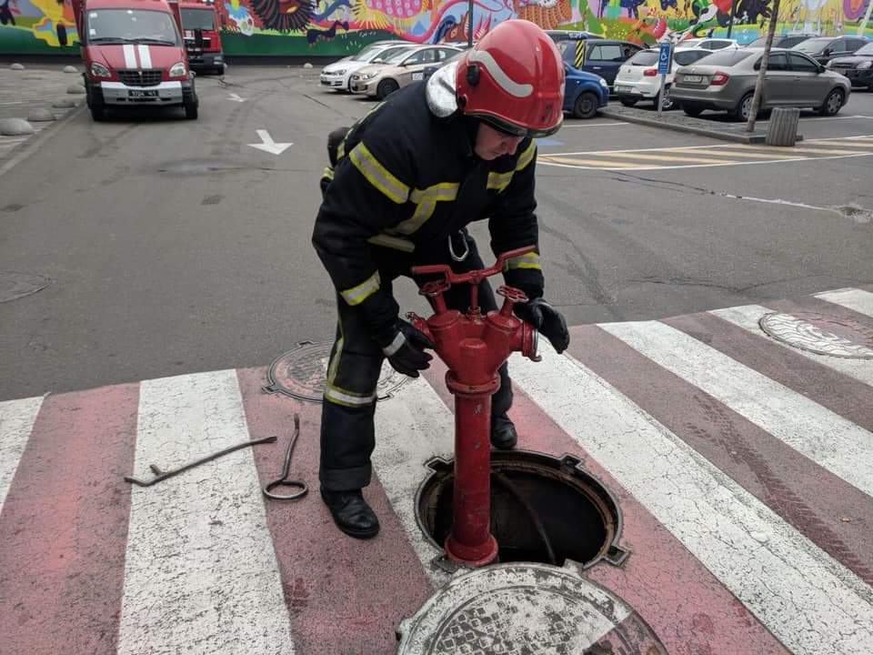 У Дарницькому районі Києва пожежники ліквідували загорання в квартирі на другому поверсі 