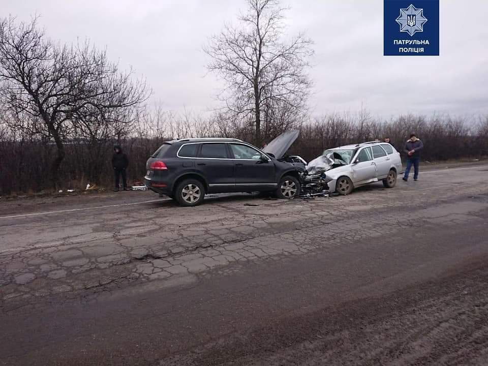 На автодорозі Благовіщенськ - Миколаїв трапилося лобове ДТП за участю Volkswagen і ВАЗ: є плги