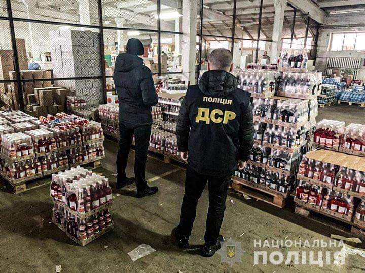 У Рівному поліцейські вилучили більше 24 тисяч пляшок фальсифікованого алкоголю