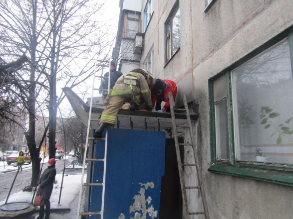 На Донеччині жінка випала з вікна третього поверху