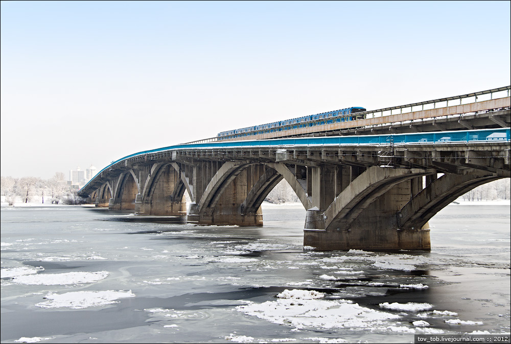 У Києві з Дніпра дістали тіло жінки