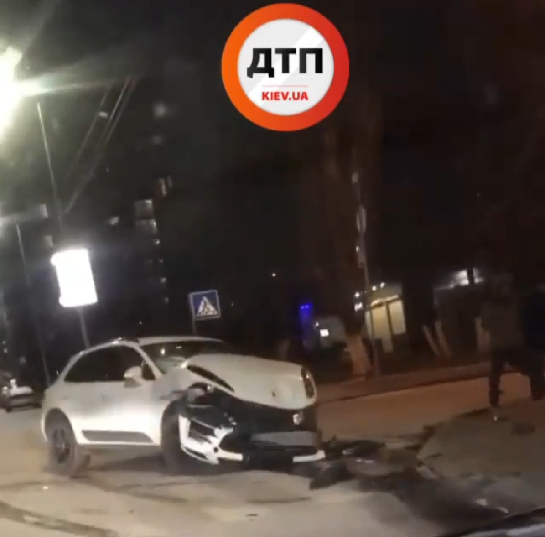 В Киеве на Тверском Тупике автомобиль Porsche