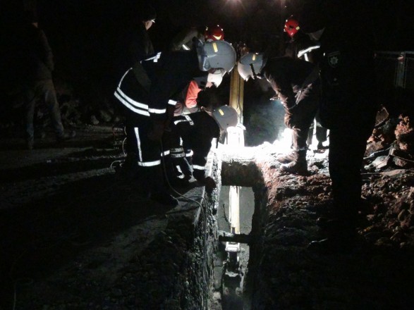 На Прикарпатті чоловіка на смерть засипало землею під час копання траншеї