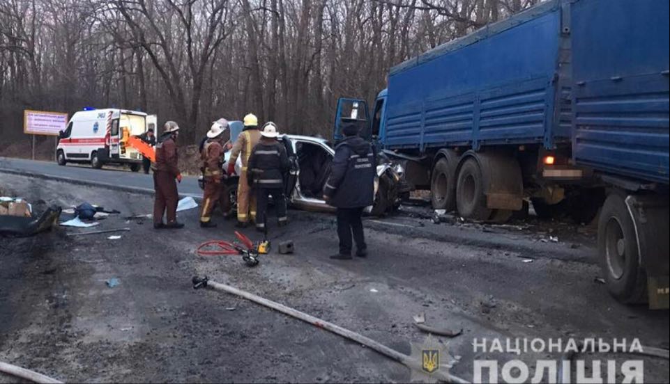 В Харьковской области Daewoo Lanos столкнулся с автомобилем КамАЗ: четыре человека погибло