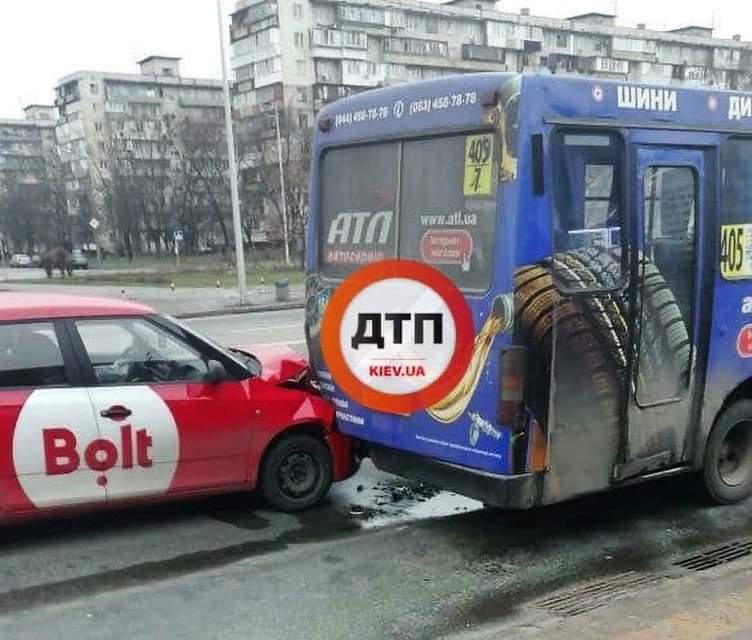 В Киеве на Братиславской такси Bolt протаранил маршрутку с пассажирами