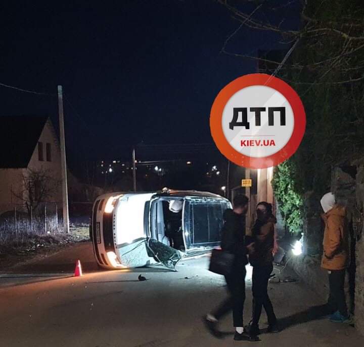 В Виннице автомобиль Land Rover попал в ДТП и опрокинулся перегородив дорогу