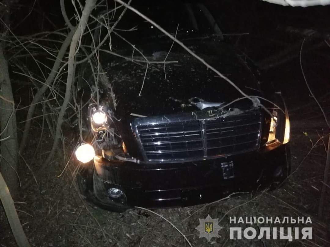 На Харківщині трапилася смертельна ДТП - автомобіль Ssang Yong під час обгону KAMAЗ вилетів в кювет і перевернувся: водій загинув