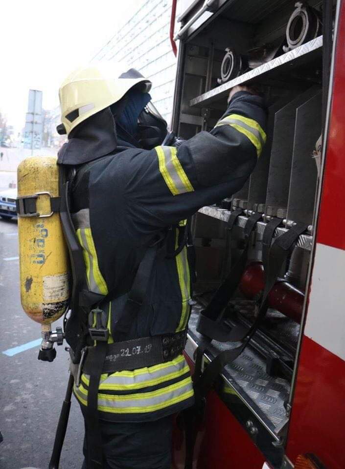 Пожежа у Києві на вулиці Калнишевського - на сьомому поверсі багатоповерхівки горіла квартира: пожежники врятували жінку