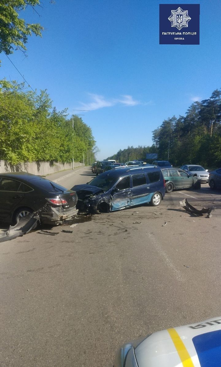 У Києві на вулиці Міській відбулася ДТП з потерпілими - зіштовхнулись автомобілі BMW, Mazda і Renault: рух ускладнено