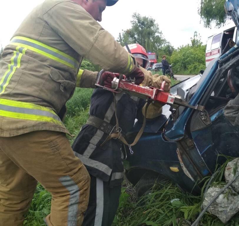 На Київщині трапилася серйозна ДТП за участю автомобіля ВАЗ: рятувальники деблокували потерпілого