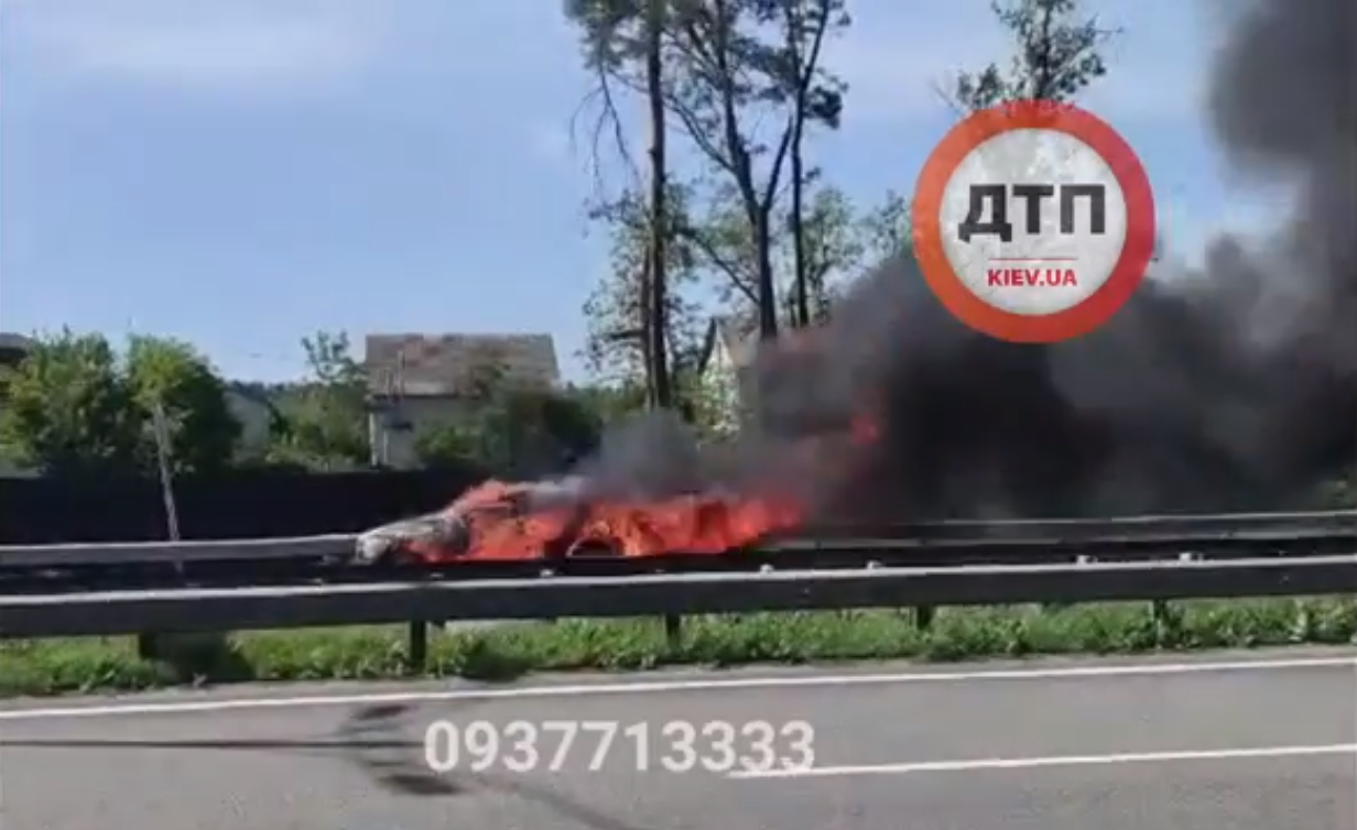 Пожар под Киевом на трассе Киев-Харьков - на ходу внезапно загорелся автомобиль BMW