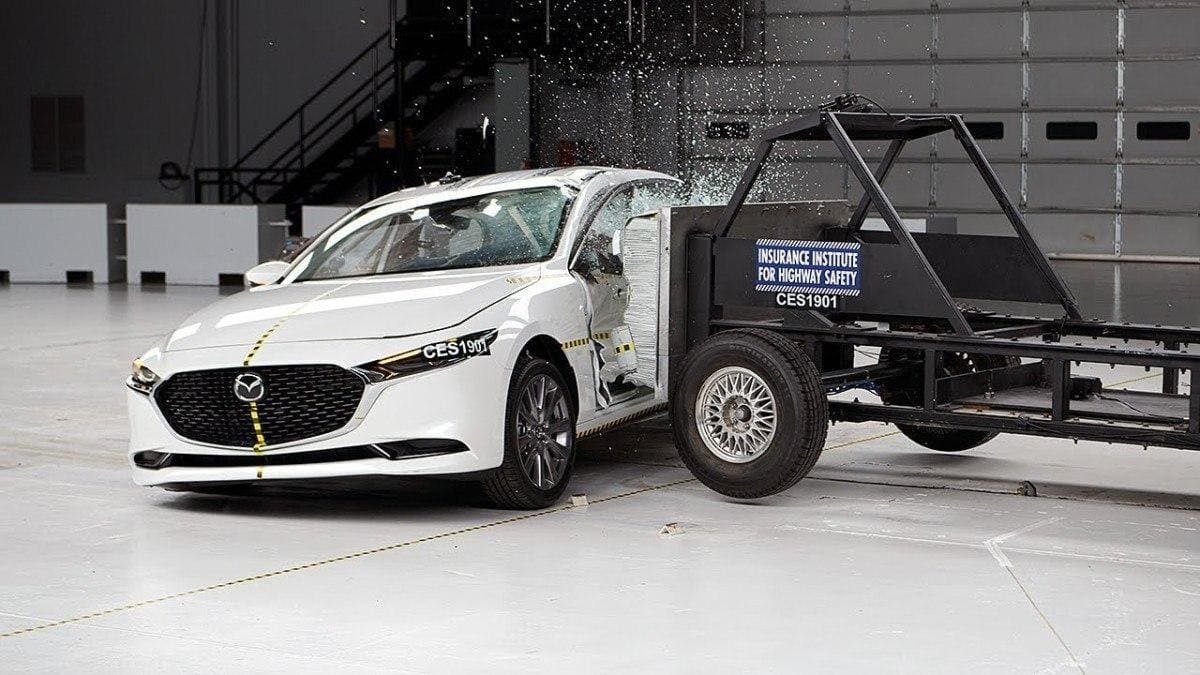 IIHS разбила новые авто и выбрала самые безопасные