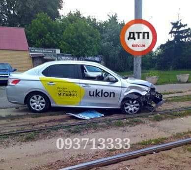 В Киеве на Берестейской произошло серьезное ДТП - автомобиль такси Peugeot протаранил Fiat и врезался в столб: движение трамваев парализовано