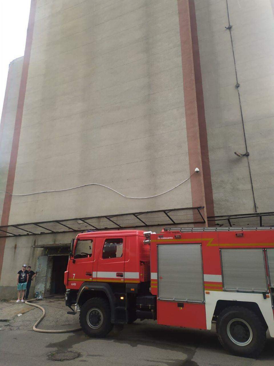 У Києві на вулиці Північно-Сирецькій трапилася серйозна пожежа на занедбаному складі