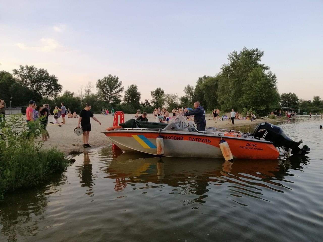 У Києві на Оболоні в затоці Собаче Гирло потонув чоловік