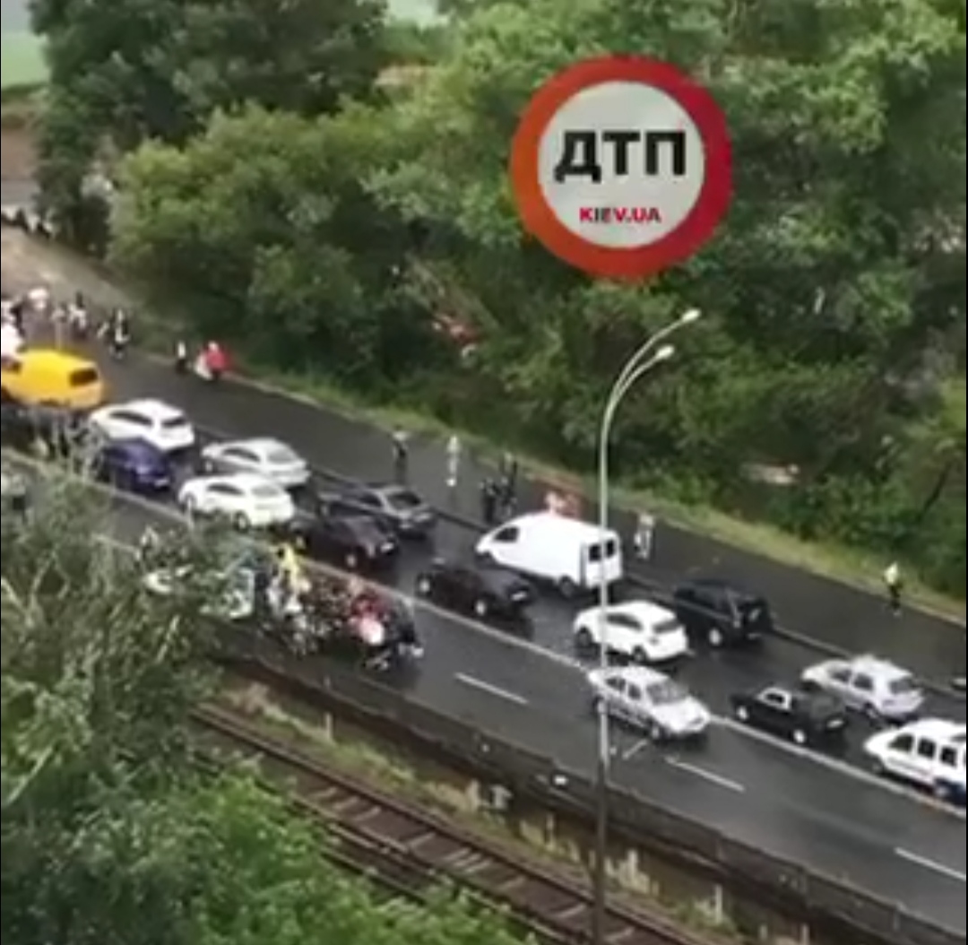 В Киеве на Мосту метро группа людей перекрыла дорогу: движение затруднено