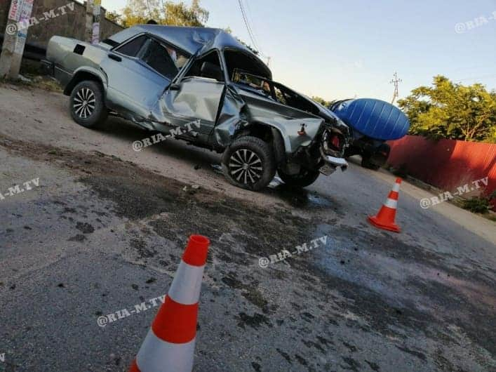 В Кирилловке произошло серьезное ДТП с пострадавшими - автомобиль ВАЗ-2107 врезался в забор и перевернулся: водителя забрала скорая