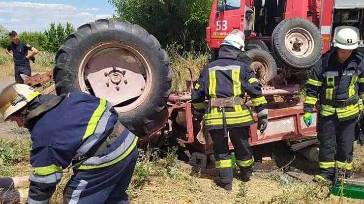 Под Днепром в ДТП перевернулся трактор, погиб 16-летний парень