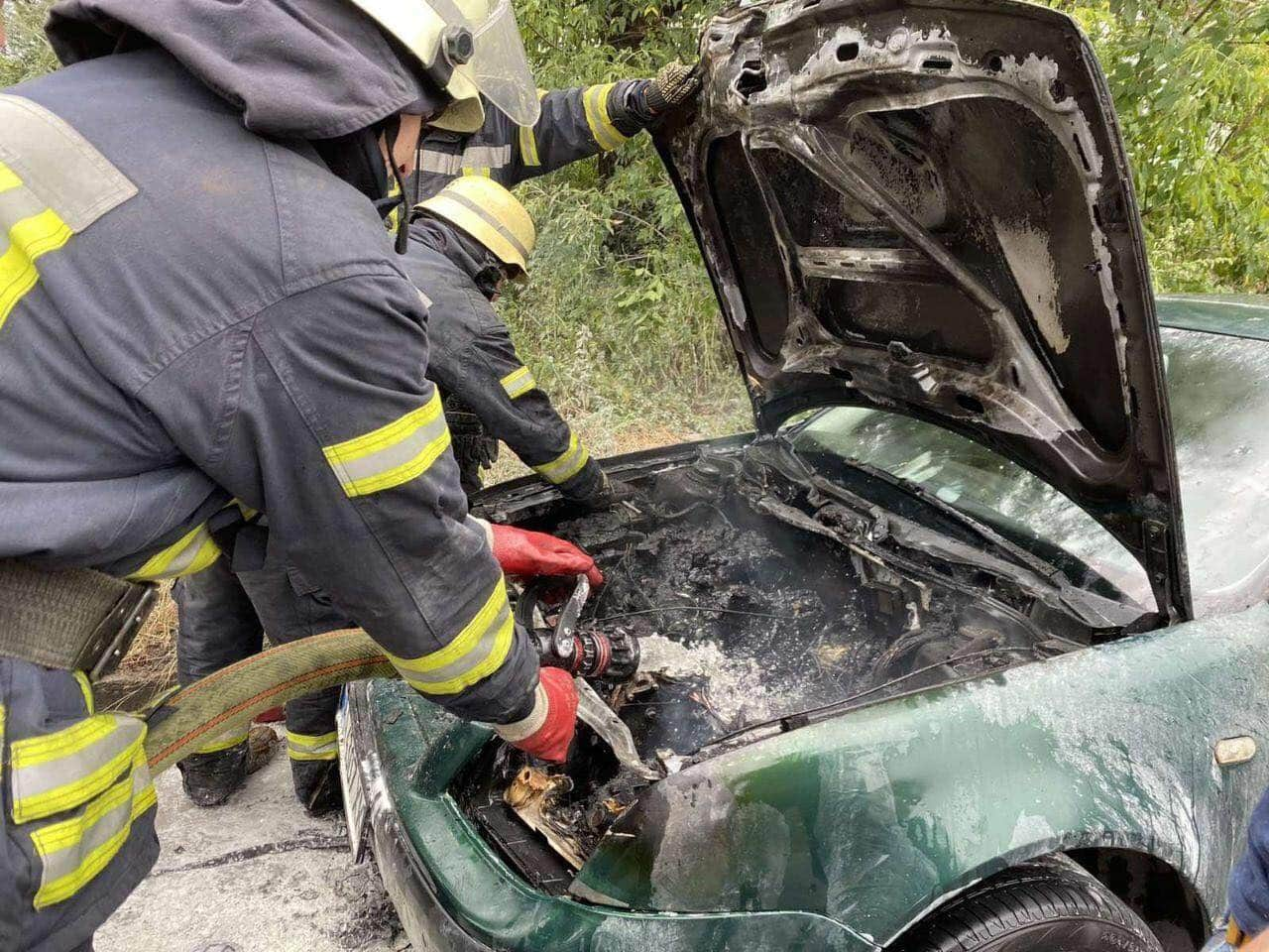 У Києві на вулиці Калачівській сталася серйозна пожежа - загорівся автомобіль Volkswagen