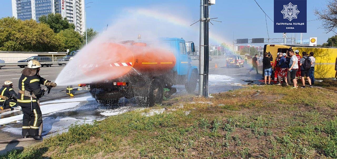 У Києві на На Столичному шосе відбуваються навчання з ліквідації надзвичайних ситуацій