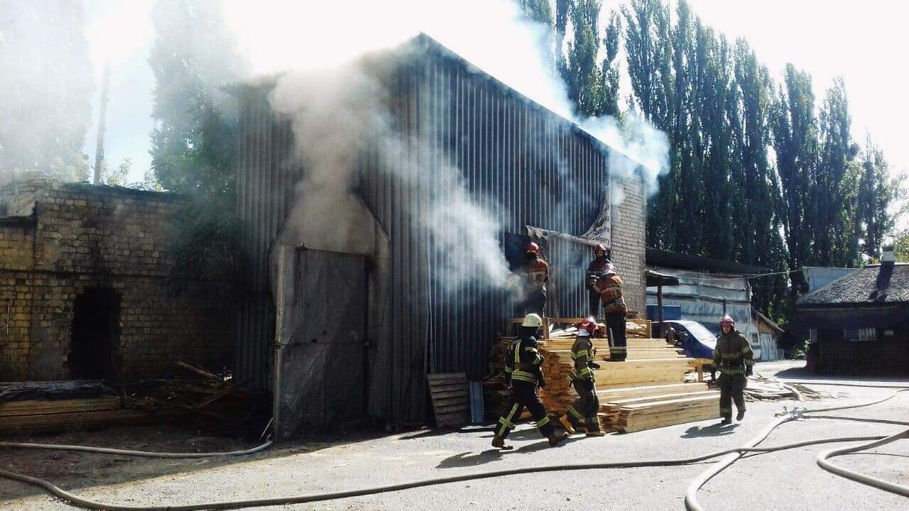 У Києві на вулиці Алма-Атинській сталася серйозна пожежа на складі деревини