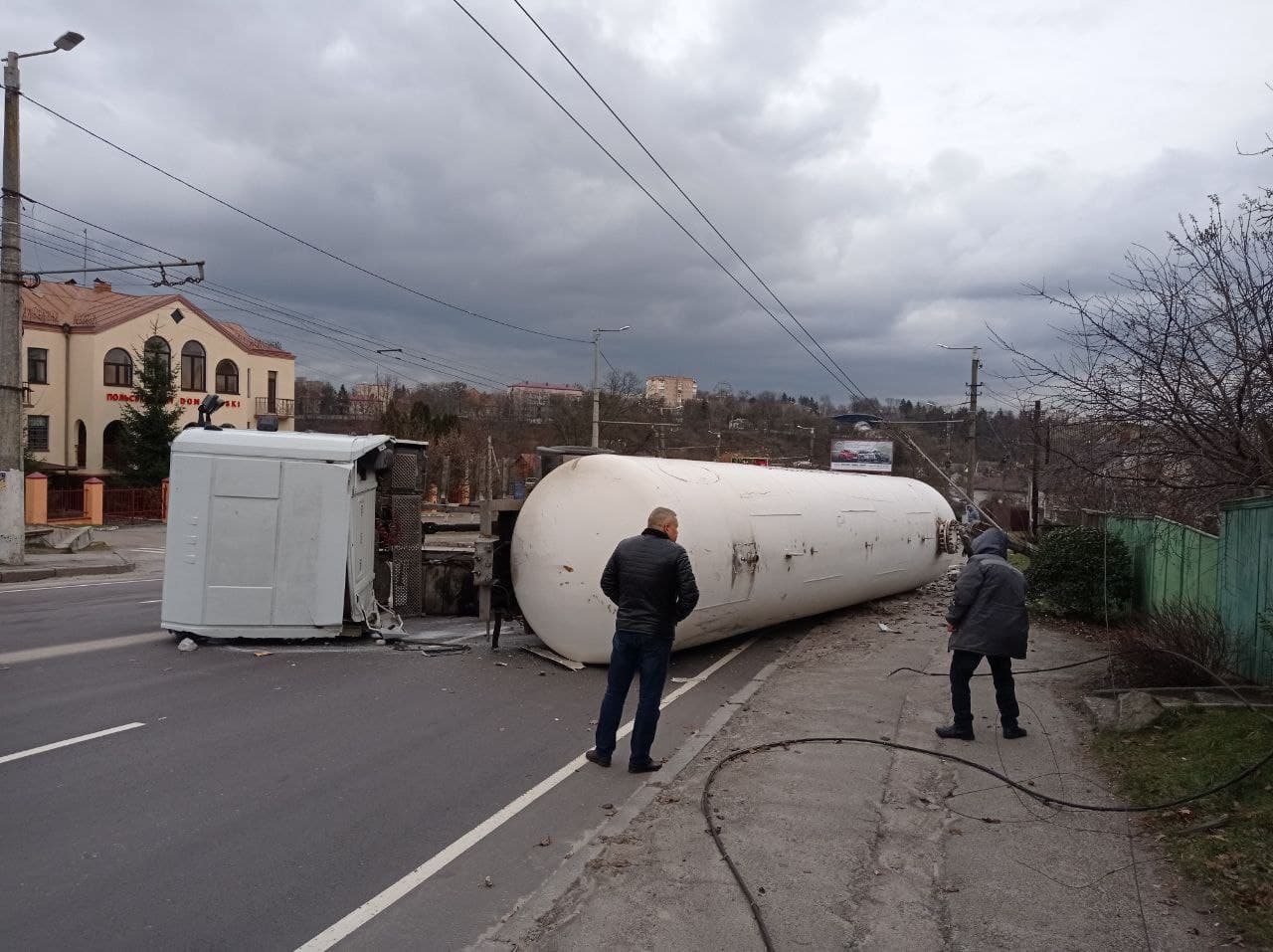 У Житомирі внаслідок ДТП перекинулася автоцистерна з газом