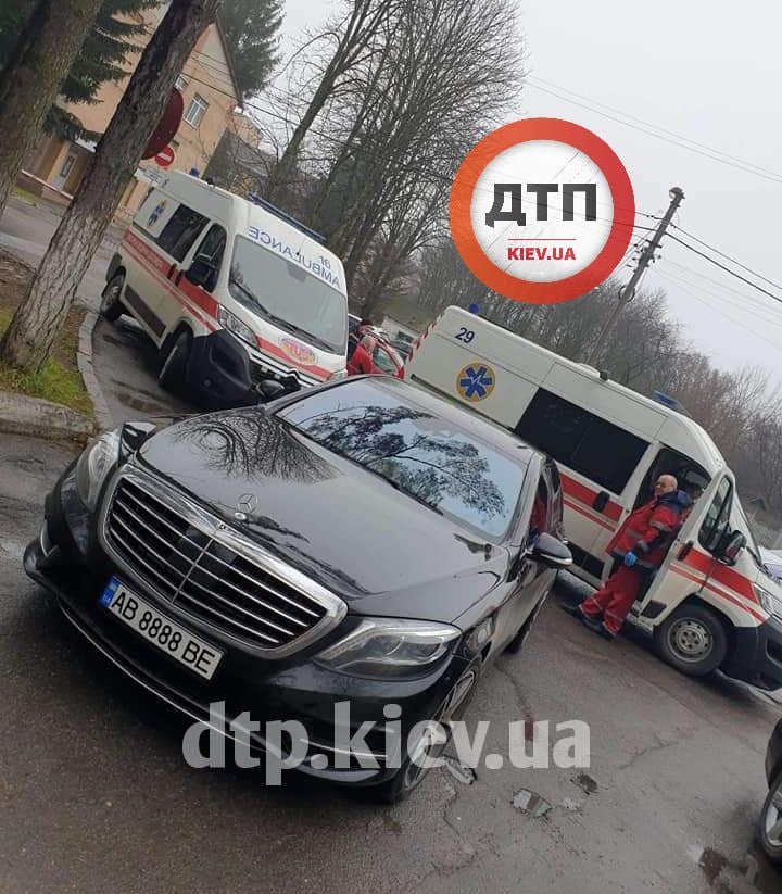 В Виннице водитель элитного Mercedes полностью перекрыл подъезд к больнице: скорые не могут доставить лежачих пациентов