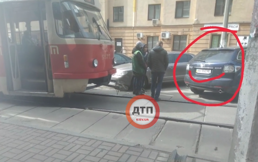 В Киеве водитель Mazda полностью остановил движение трамваев на улице Дмитриевской. Видео