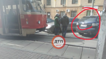 В Киеве водитель Mazda полностью остановил движение трамваев на улице Дмитриевской. Видео