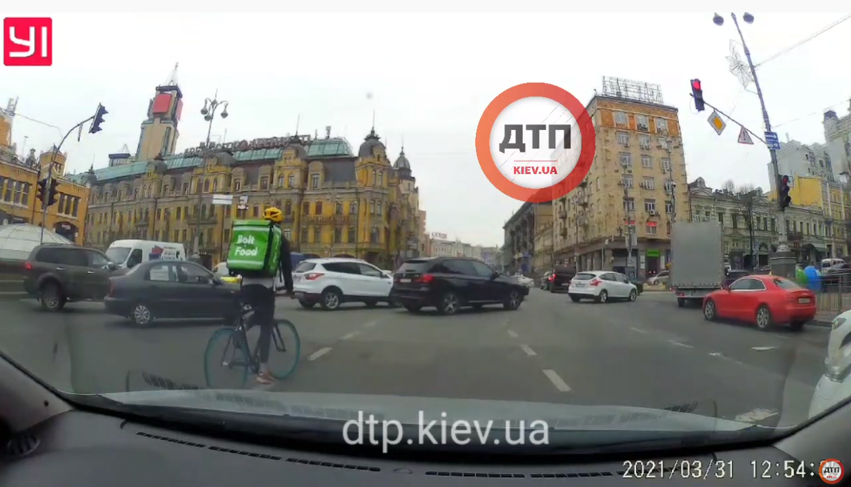 В Киеве на бессарабской площади водитель легкового автомобиля напугал еду болт. Видео